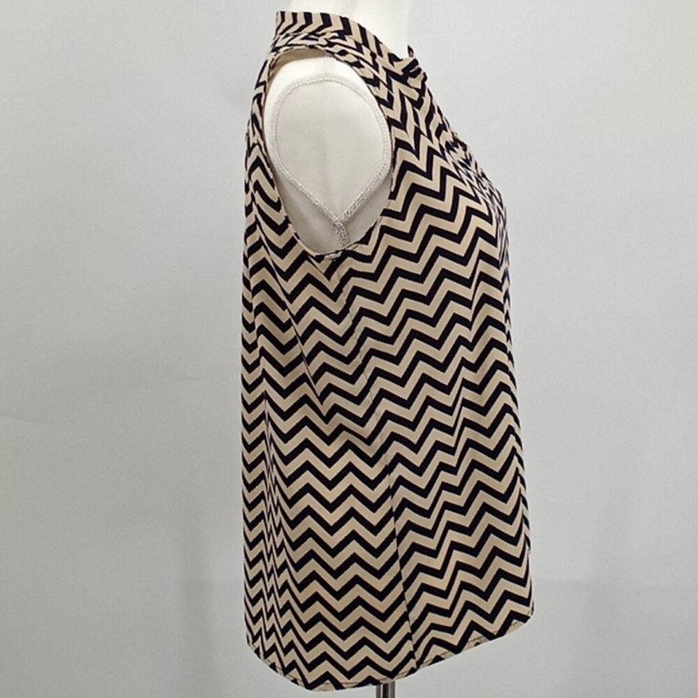 Olive & Oak Women's Navy & Tan Chevron Stripe Sleeveless V Neck Top Size Medium - Picture 6 of 11